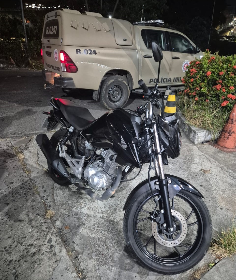 PM recupera motocicleta com restrição de roubo em Pirajá
