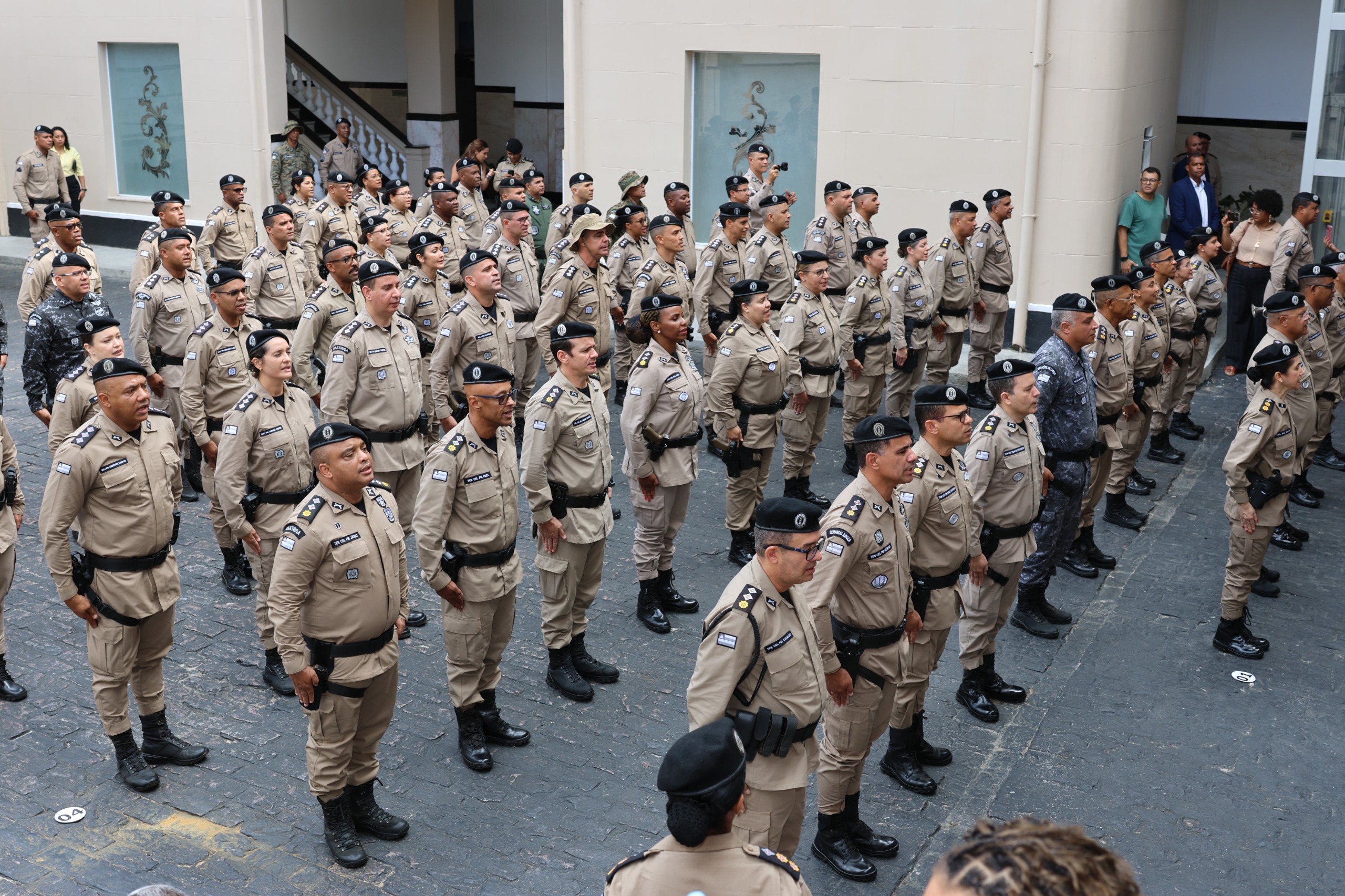 Oficiais recém-promovidos participam de cerimônia de aposição de luvas
