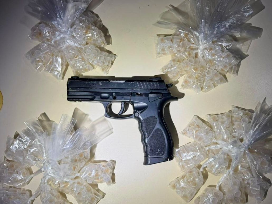 PMBA realiza prisão em flagrante de indivíduo envolvido em ataque a policiais militares e apreende arma de fogo e drogas em Portão