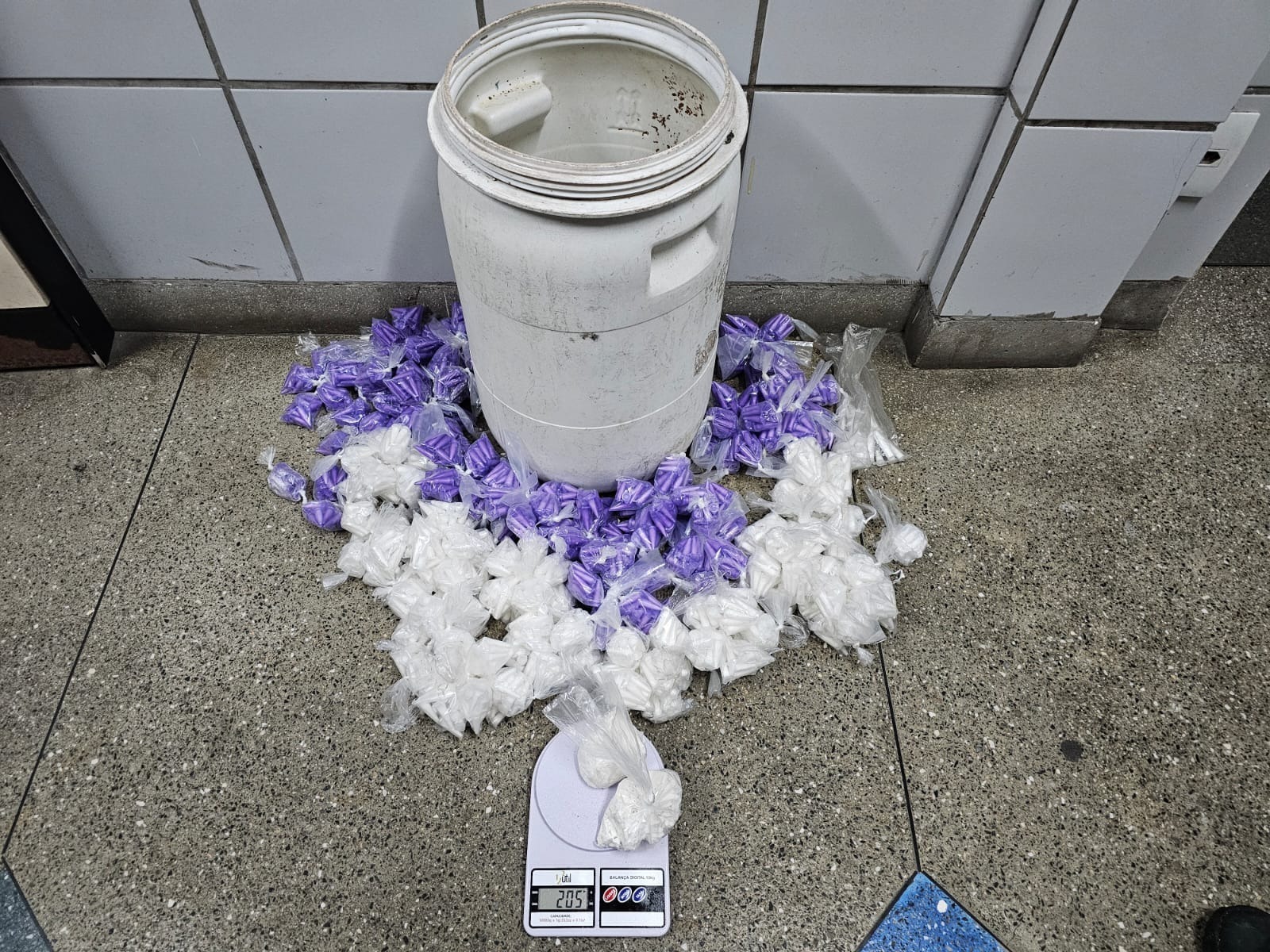 PM apreende drogas em Pau da Lima