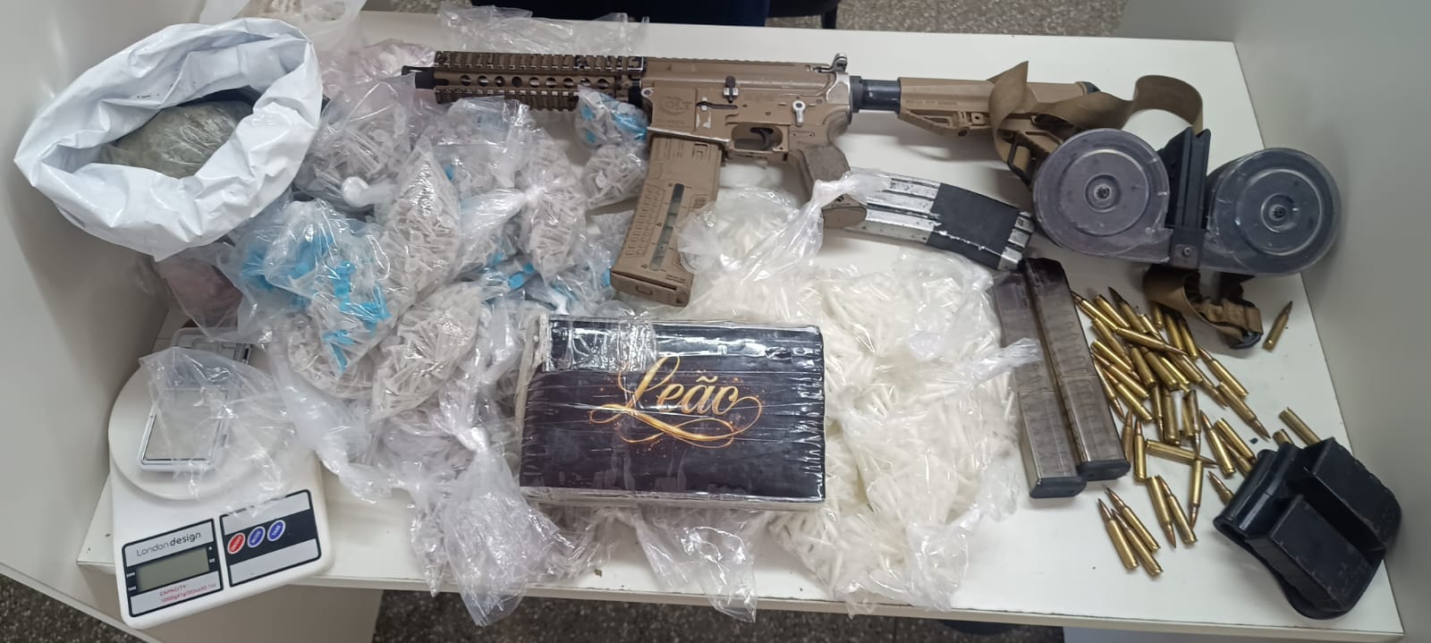 Arma e drogas são apreendidas pela PM no Arraial do Retiro