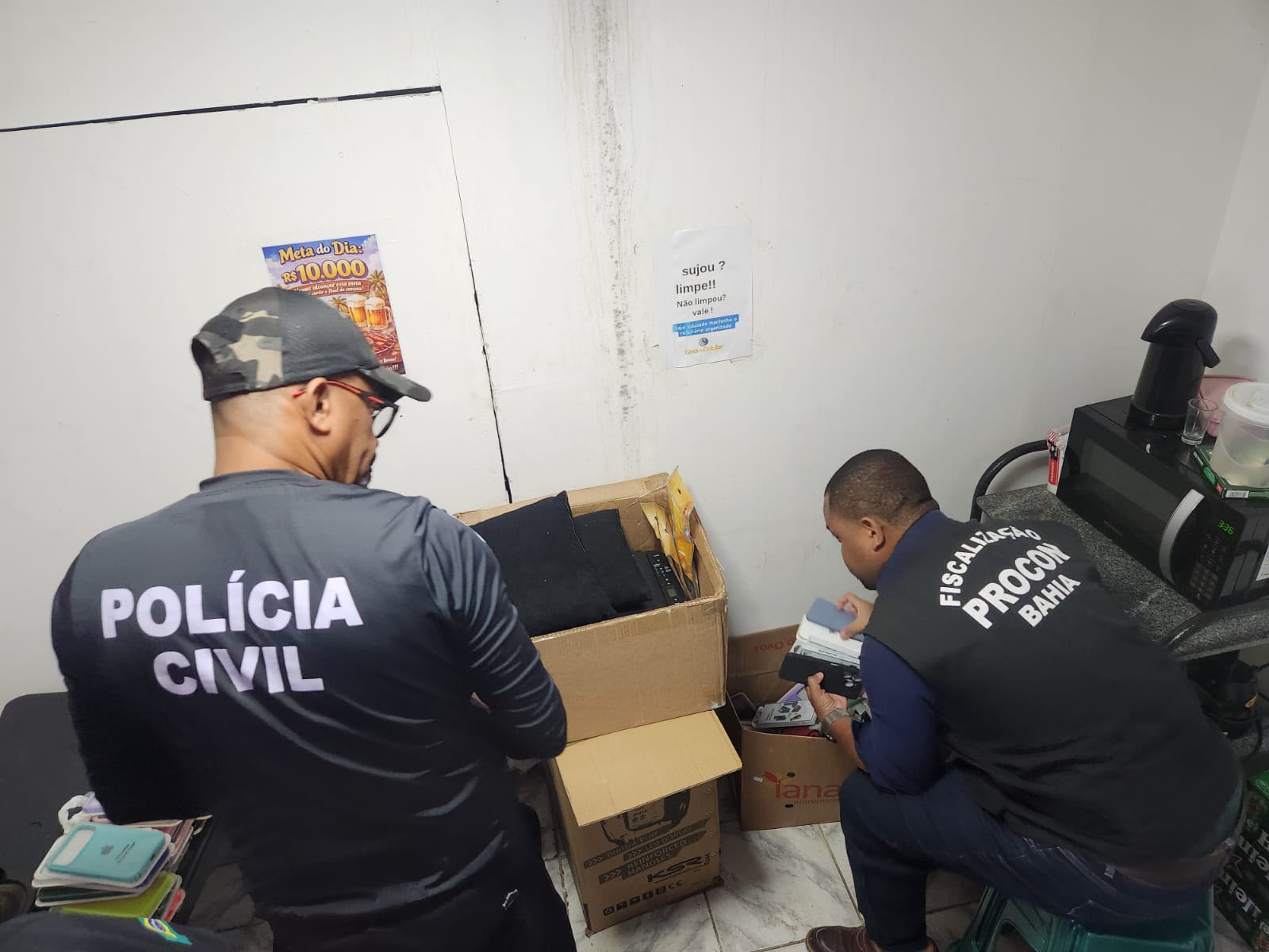 Operação Mobile apreende mais de 2 mil itens para dispositivos móveis falsificados em Cajazeiras
