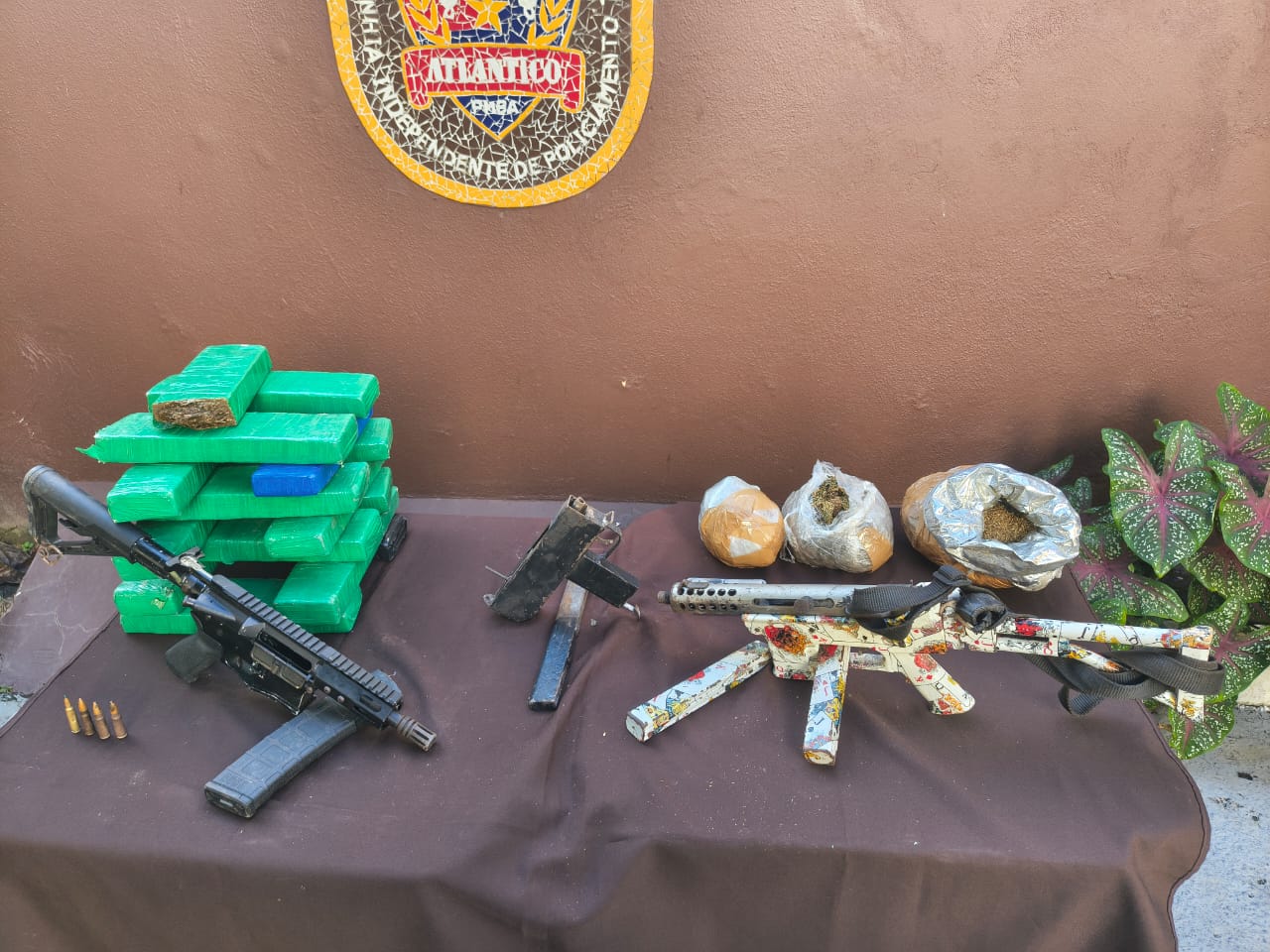 Faccionados fogem da Rondesp Atlântico em Itapuã e militares apreendem fuzil, submetralhadoras e drogas