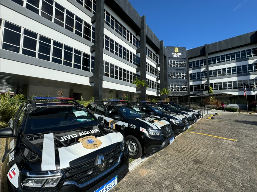 Polícia Civil recebe Banco Vermelho em apoio à campanha de combate ao feminicídio