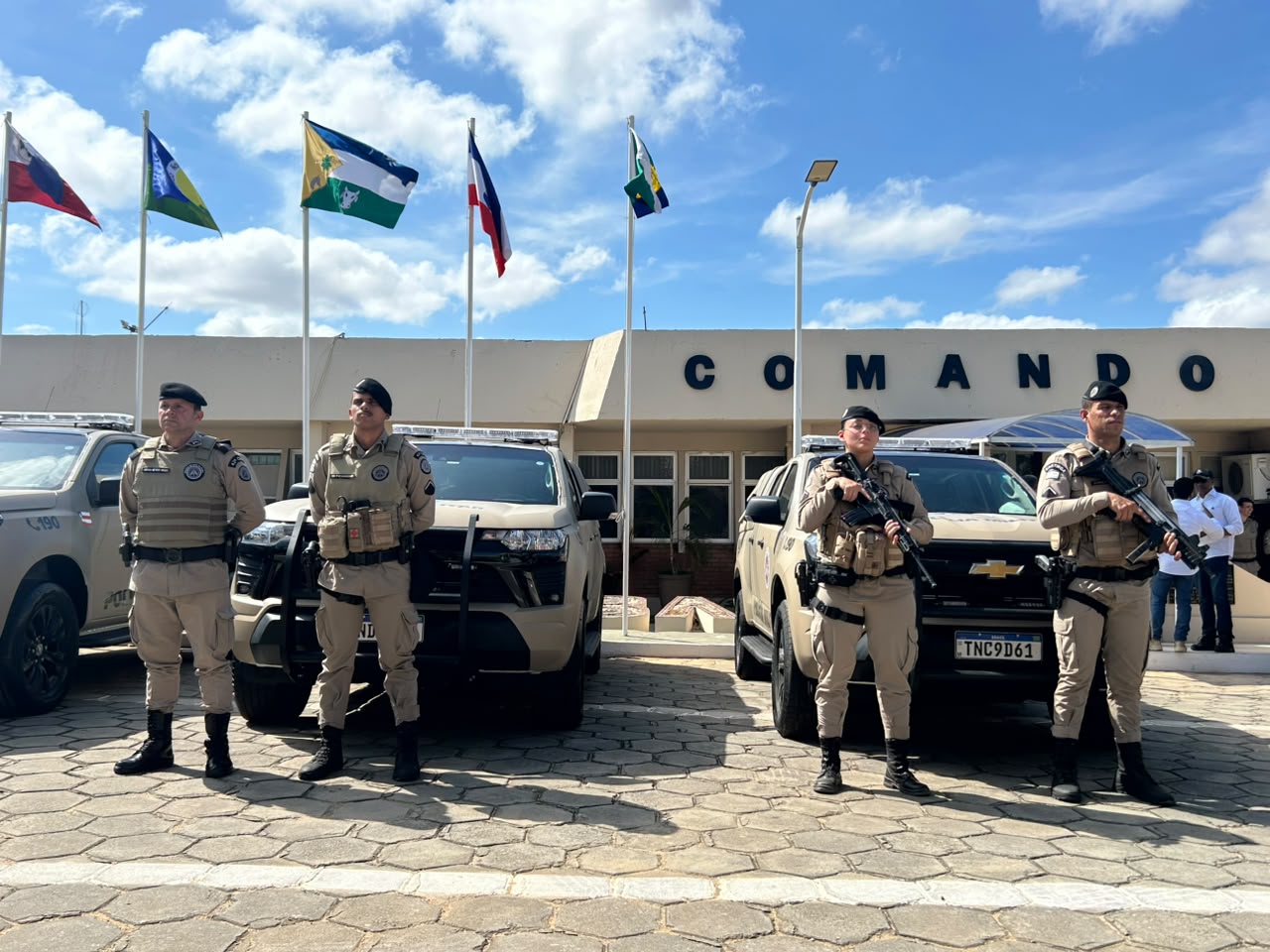 Com investimento de R$ 7,2 milhões, Governo da Bahia entrega 20 novas viaturas para Polícia Militar 