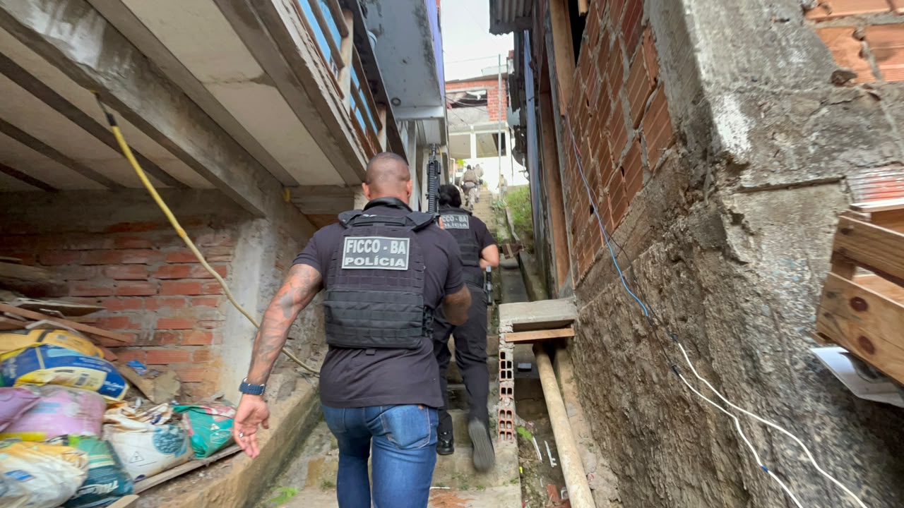 FICCO Bahia, PM e PF alcançam pedófilo foragido de SP, com pendrives, celulares e computadores contendo conteúdo pornográfico