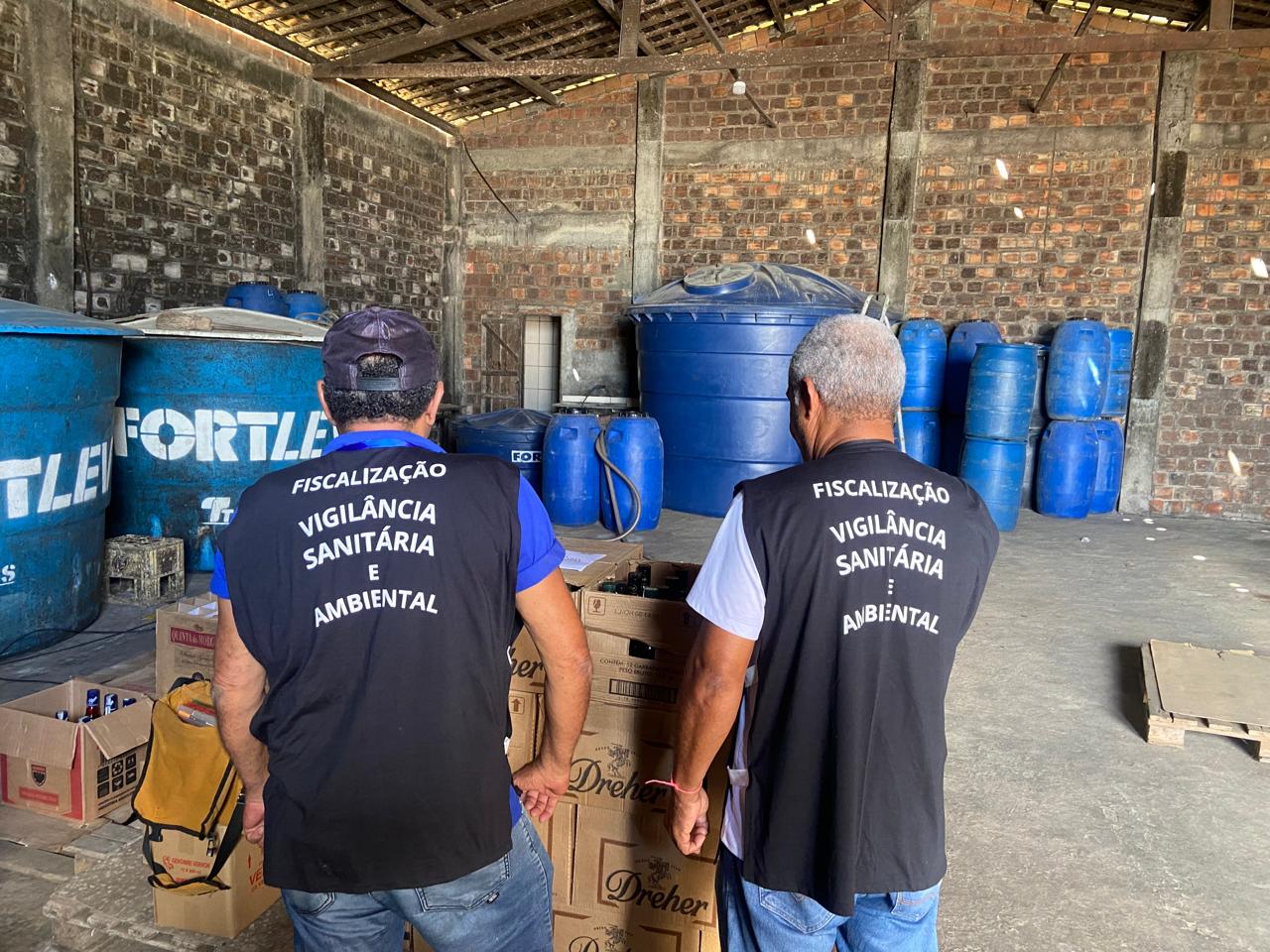 Polícia Civil encontra cerca de 5 mil litros de cachaça armazenados inadequadamente em Itapicuru