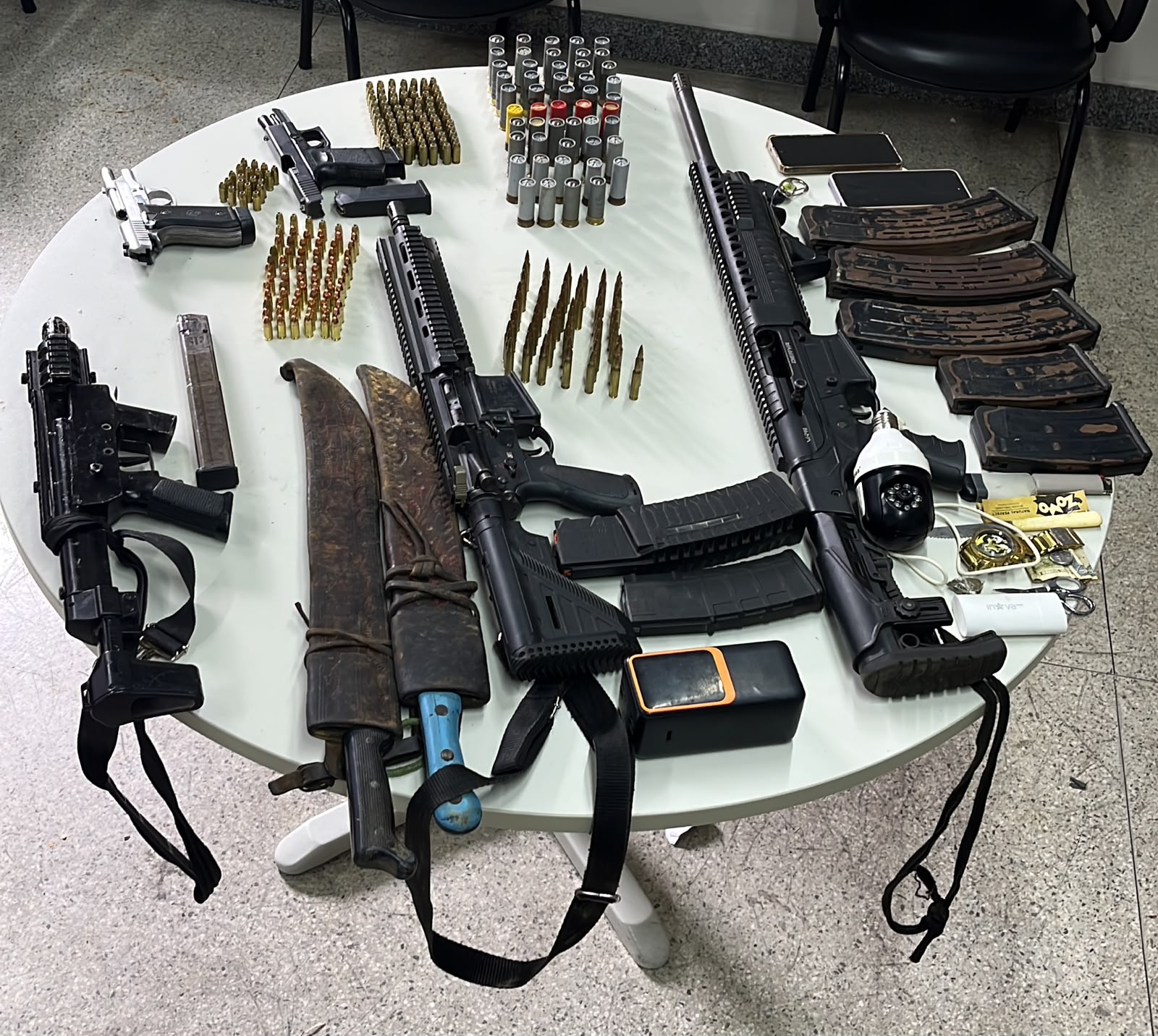 PM prende suspeitos de integrar grupo criminoso e apreende fuzil e mais quarto armas de fogo em Santa Inês