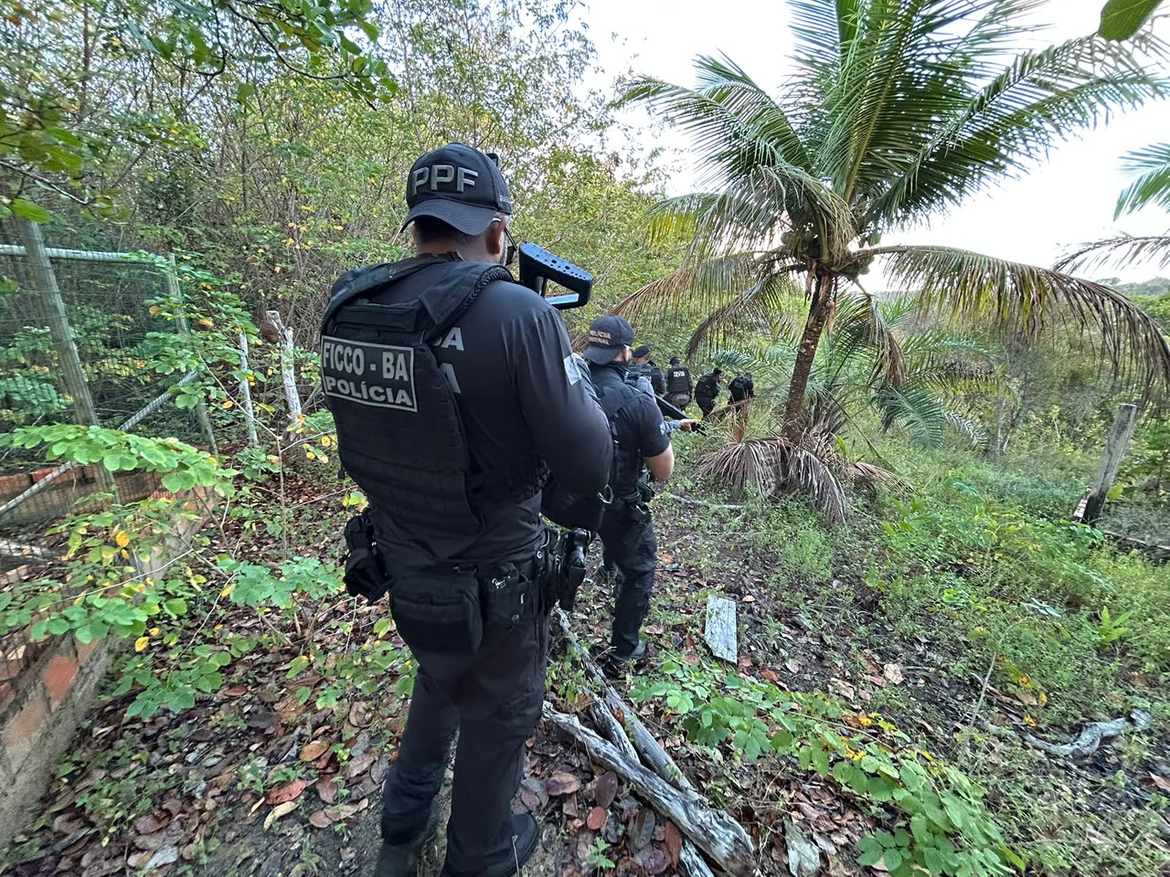 Criminoso, que possuía dois mandados de prisão, foi capturado na tarde desta quarta-feira (14), na cidade baiana de Governador Mangabeira.