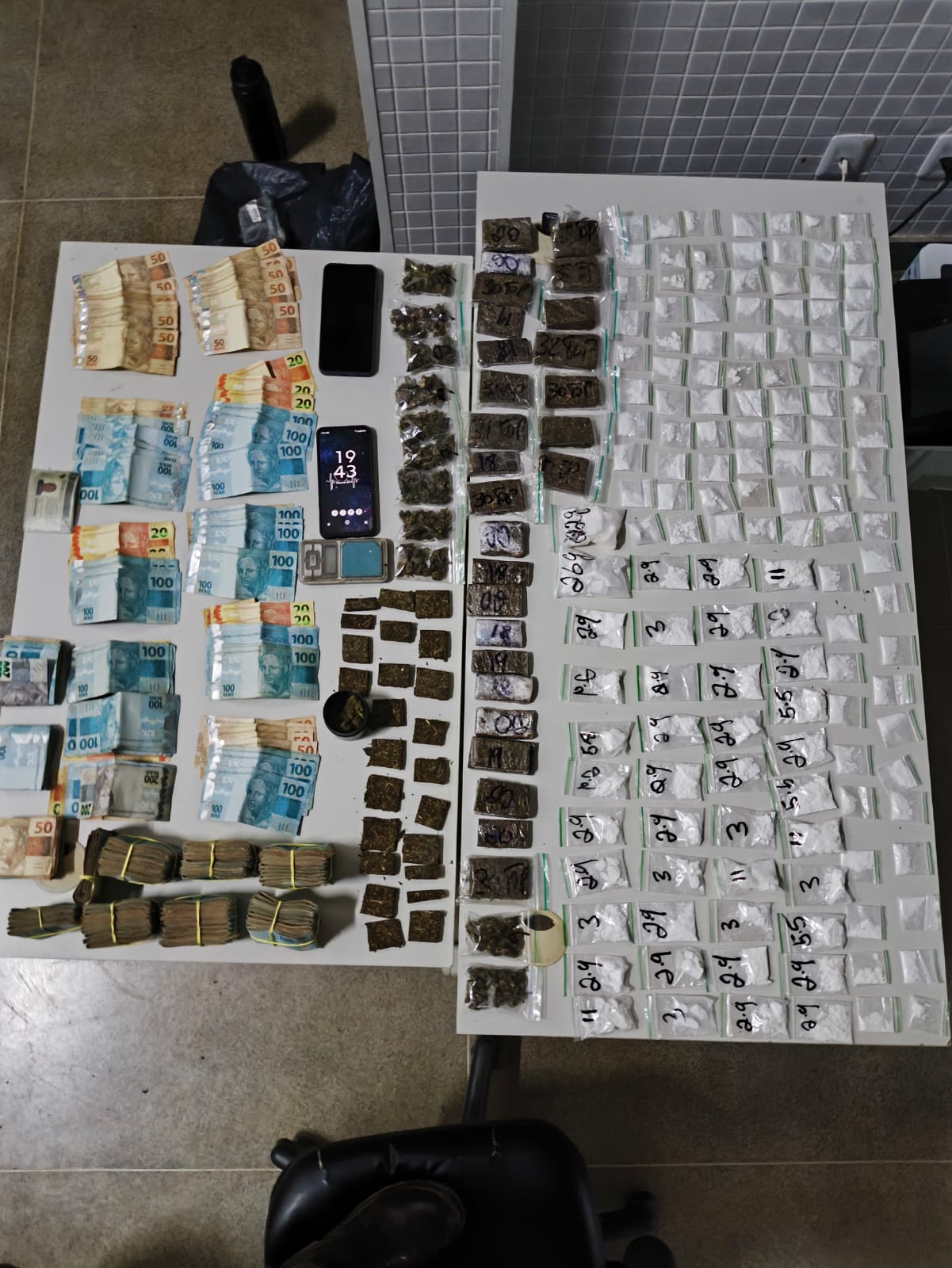 PM prende suspeito de tráfico e apreende mais de R$ 90 mil em espécie no município de Santana