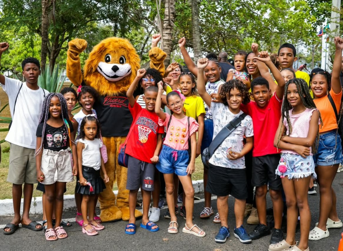 Grupo de Teatro da PMBA leva alegria à festa do Dia das Crianças da Guarnição CAJI