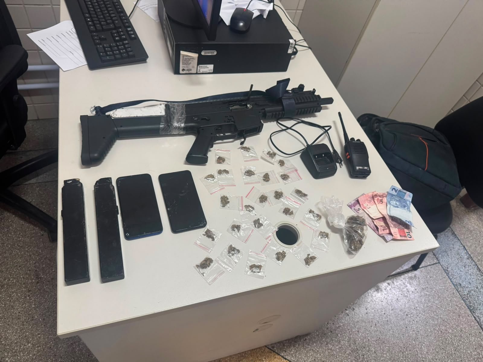 PM apreende arma de fogo e drogas na Liberdade