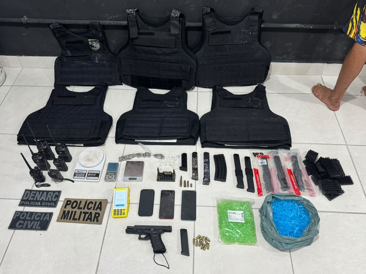 Ação integrada das Polícias Militar e Civil alcança três homens e apreende armas em Porto Seguro