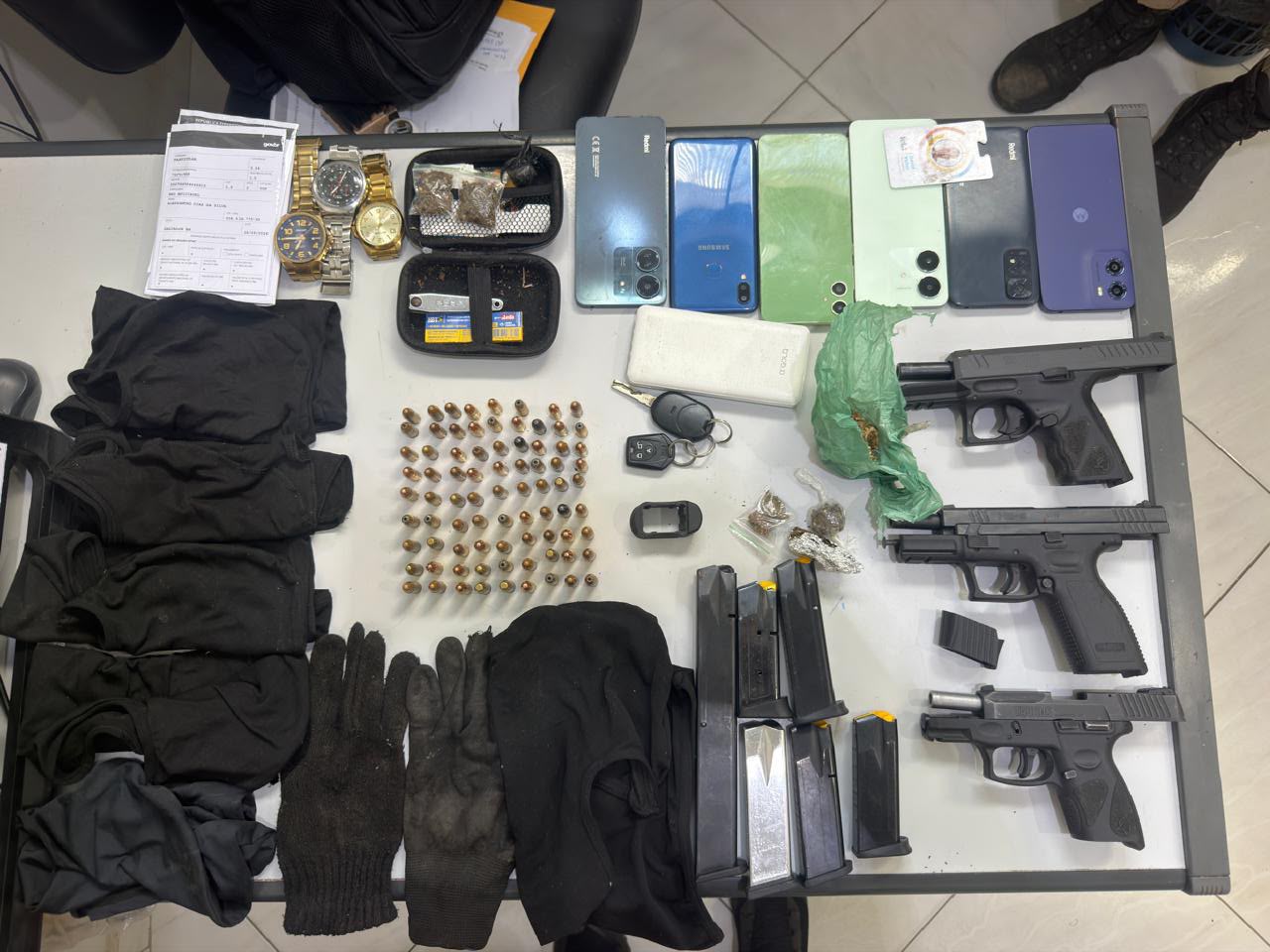 PM apreende armas, carregadores, munições e drogas com suspeitos em Castro Alves