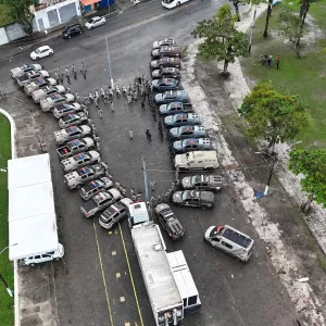 Policiais se reúnem em frente a viaturas das Forças da Segurança