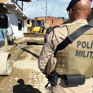 Dez barricadas instaladas por grupos criminosos são destruídas em Itaparica e Vera Cruz durante Operação Circuito Fechado