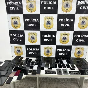 Aparelhos eletrônicos apreendidos são exibidos