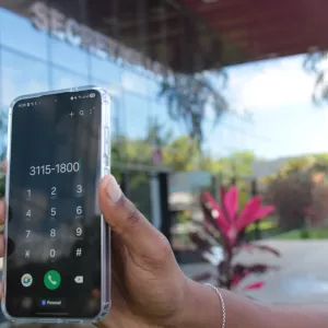 A imagem mostra um servdior segurando um elualr com o número da Central