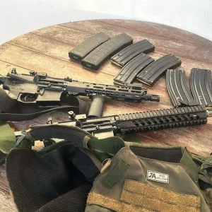 Os fuzis estão sobre uma mesa com os carregadores