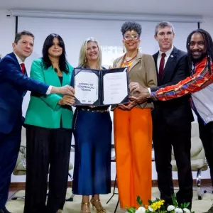 O documento estabelece fluxos para acolhimento, registro e investigação de crimes motivados por preconceito, com diretrizes para atendimento humanizado