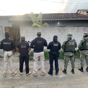 policiais das polícias Militar, Civil, Federal e do Ministério Público estão enfileirados de costas