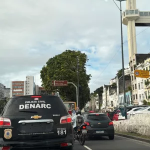 Viaturas da PC passam em frente ao Elevador Lacerda