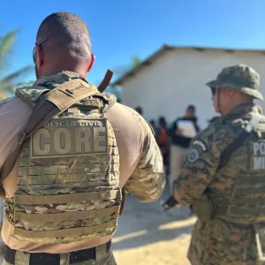 Policiais enfileirados de cosats