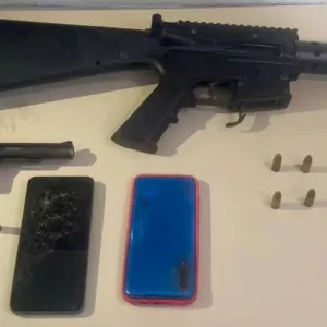 As armas apreendidas estão sobre uma mesa