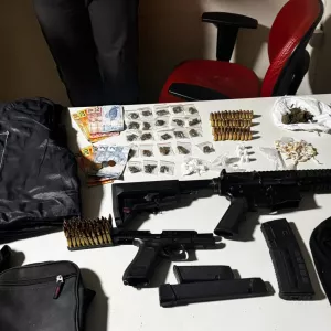 Fuzil apreendido é exibido