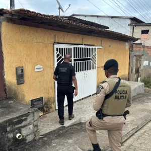 Um PC e um PM cumprem as ordens judiciais