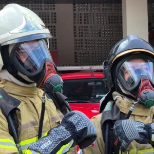 Pai bombeiro vivencia combate ao lado da filha que decidiu seguir a mesma carreira
