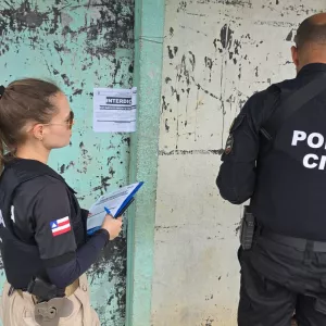 Policiais cumprem mandados