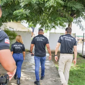 Policiais civis estão de costas