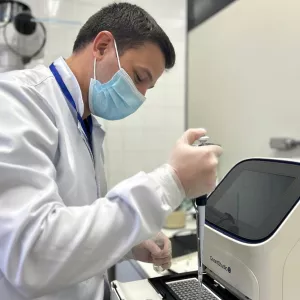 Policial faz análise de dados