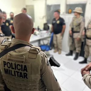 Policiais se reúnem durante as ações