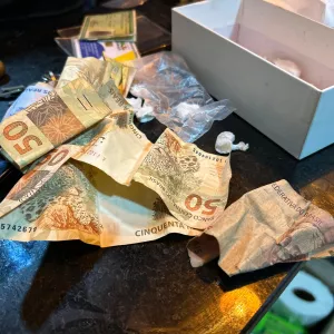 Materiais apreendidos são exibidos