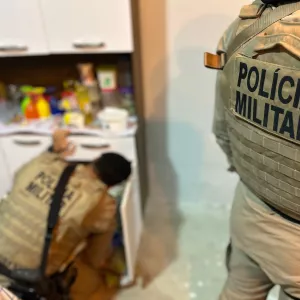 PMs fazem buscas em uma residência