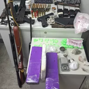 FICCO Ilhéus, PM e PC apreendem submetralhadoras, espingardas, pistola, revólver e drogas com integrantes de facção 