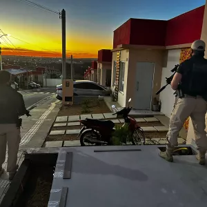 Policiais cumprem as ordens judiciais