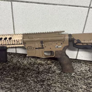 Fuzil apreendido é exibido