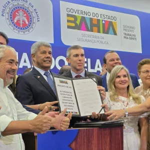 Autoridades seguram o documento assinado