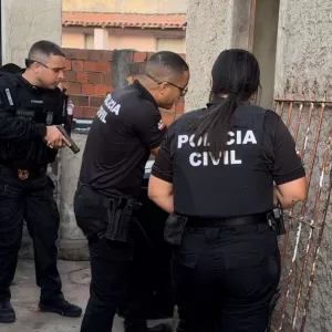 Policiais entram em uma residência na operação