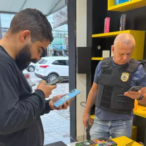 Policiais investigam os aparelhos eletrônicos