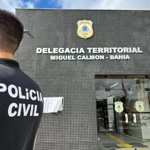 Policial Civil de costas para a nova unidade