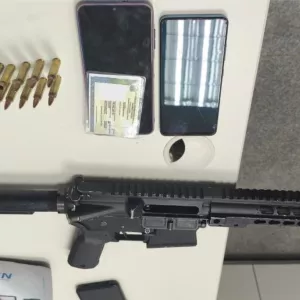 Arma apreendida é exibida