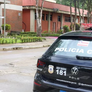 Viatura da PC em frente a delegacia