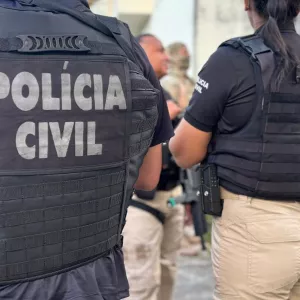 Policiais civis estão de costas