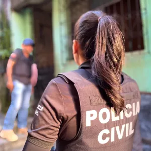 Policiais civis estão de costas