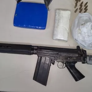 Fuzil apreendido é exibido