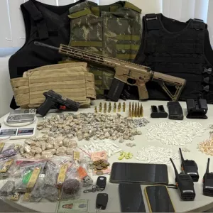 Fuzil e todo material apreendido são exibidos